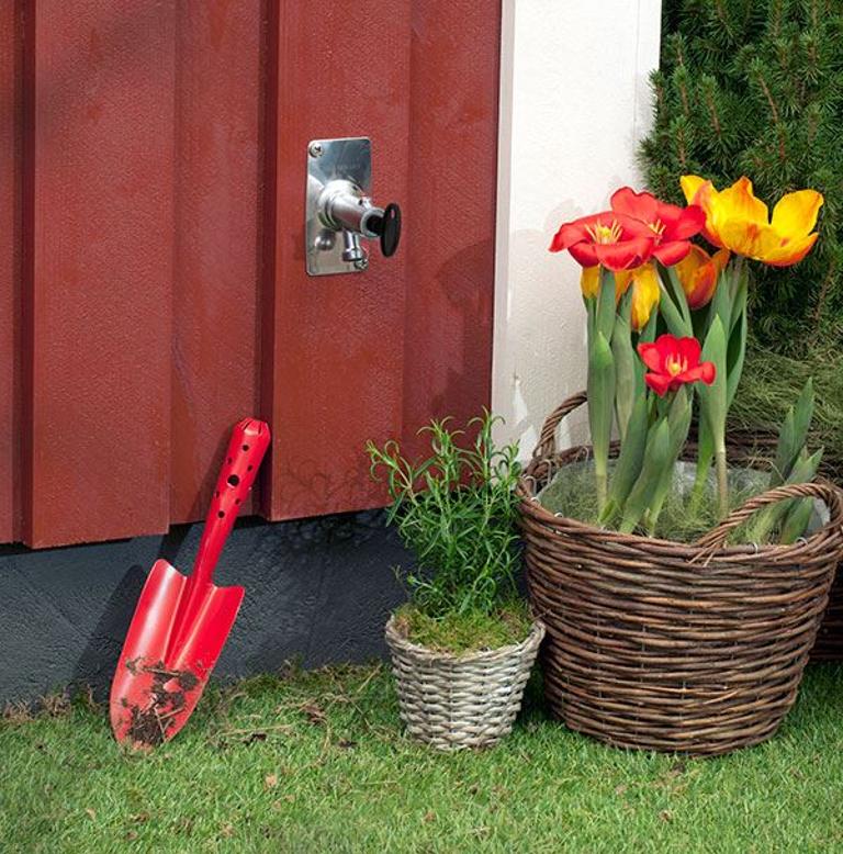 Utekran montert på husvegg